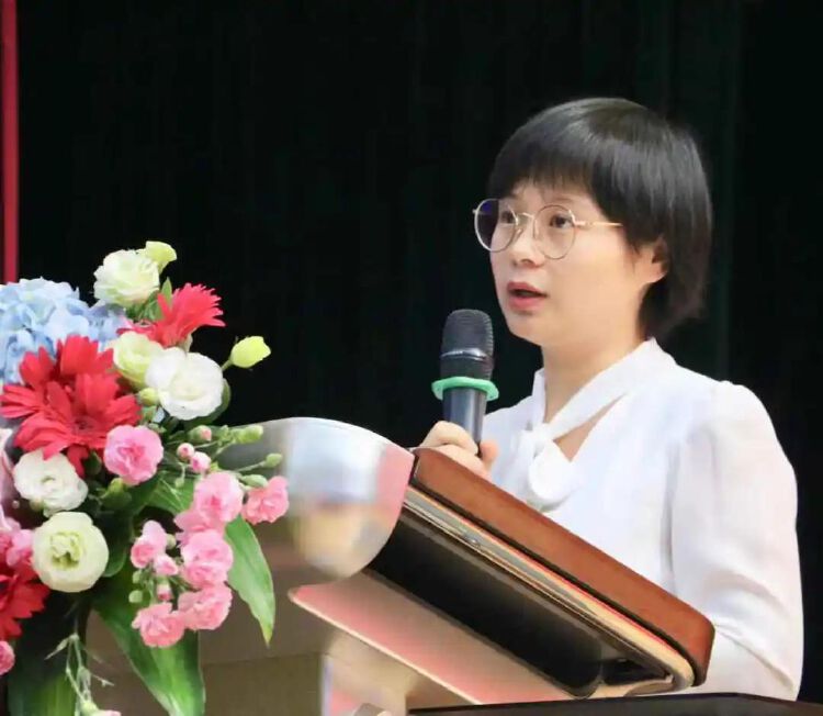 于2015年入职华侨城中学,作为青年教师的一员,周卉老师教学上严谨风趣