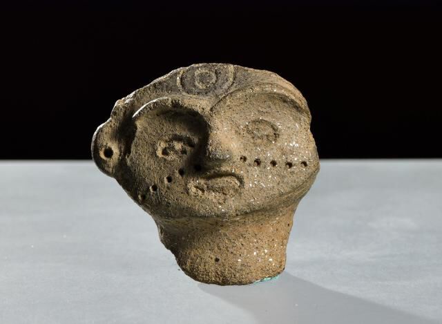 在安徽省蚌埠市博物馆展出的陶塑雕题纹面人头像(5月25日摄).