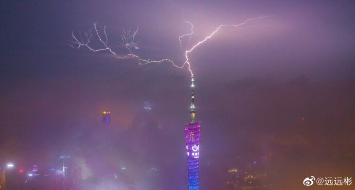 而是"接闪",广州塔通过主动出击,和雷电"接吻"的方式,达到避雷目的