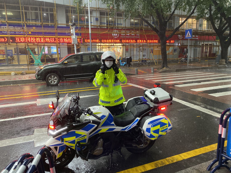 全国首创第一支辅警铁骑队正式上岗,暴雨天中迈开"最快双腿"