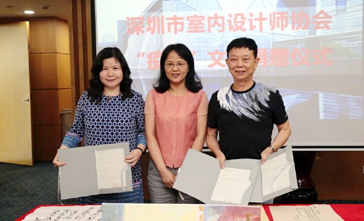 深圳图书馆党委书记,馆长张岩代表深圳图书馆方接受捐赠,她对深圳市