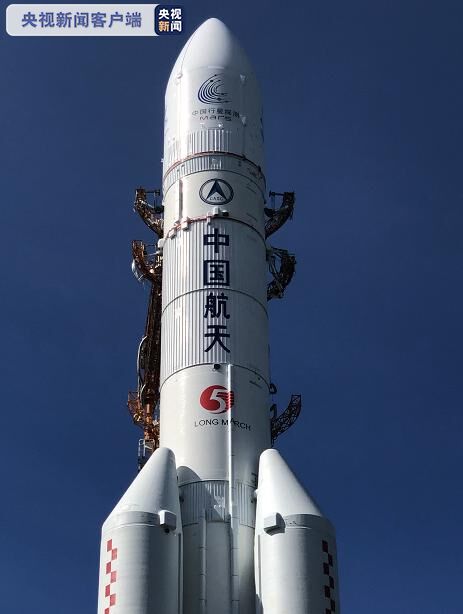 长征五号遥四运载火箭垂直转运至发射区_读创客户端