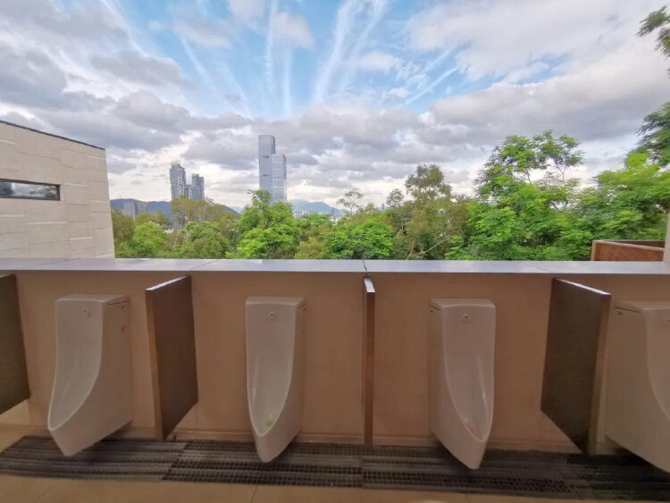 莲花山公园山顶公厕,站在观景平台上,城市风光尽收眼底,恐怕很少厕所