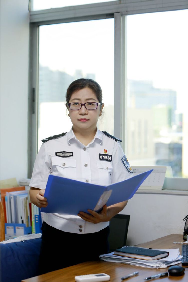 宝安民警李亚东女军医转业从警守护生命健康的使命不变