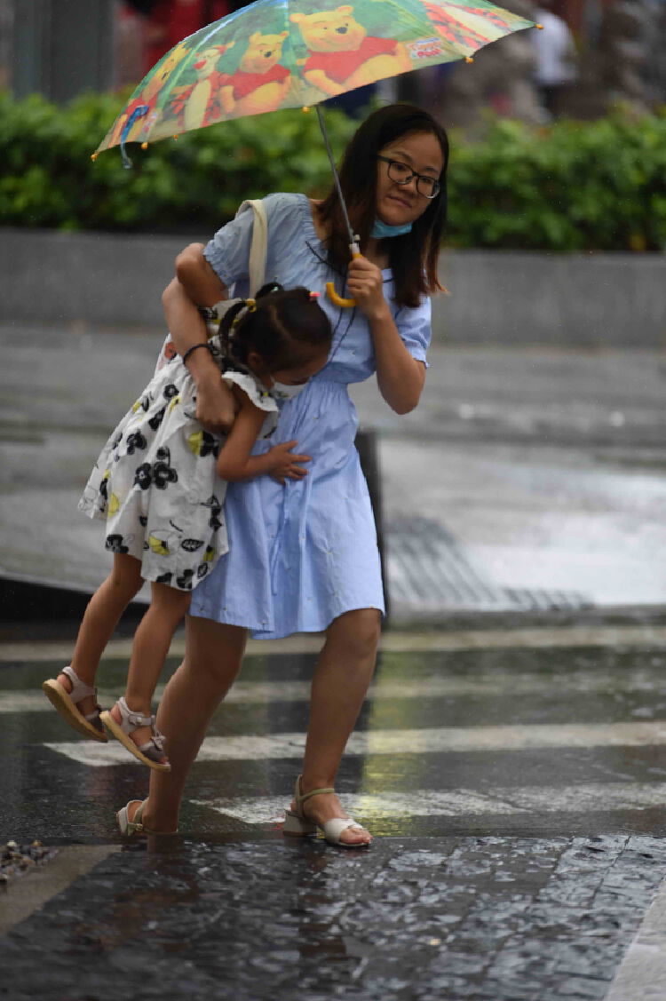 同时,也给人们的出行带来诸多不便.这组雨中即景图片记录了雨中行