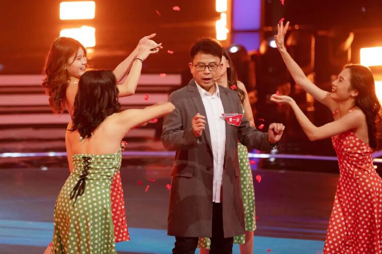 参与节目录制的教育工作者还有很多:人民日报出版社签约作者董腾,授课