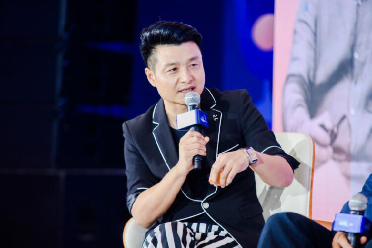 刘东风作为论坛主持,向各位嘉宾抛出问题:"如何看待未来陈设的发展