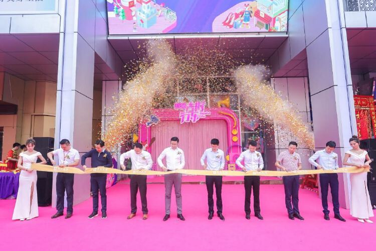 醒狮点睛,采青吐福,金色礼花漫天飞舞,现场热闹非凡.