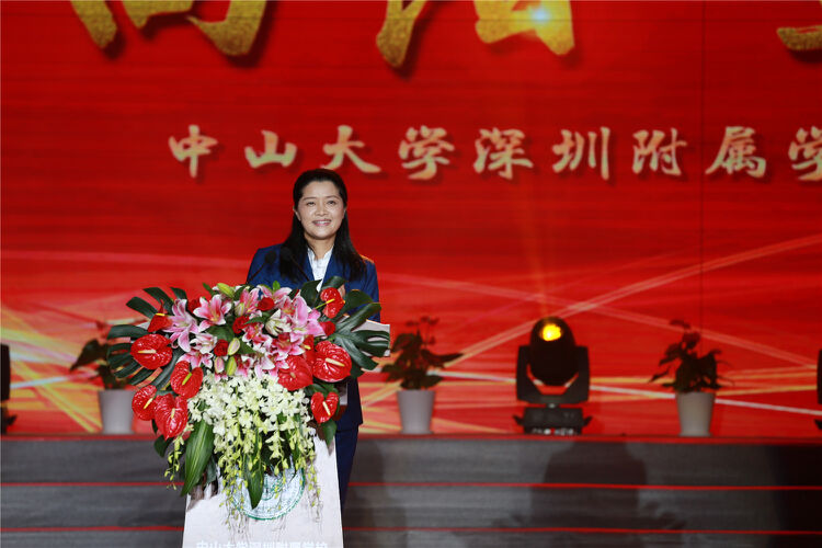 中山大学深圳附属学校创校校长罗灿,是广东省正高级教师,特级教师