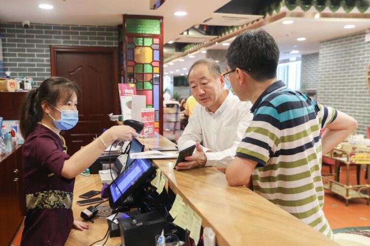 早茶过后,孙喜琢亲自来到前台买单,并享受了ibc mall"感恩乐活节"对