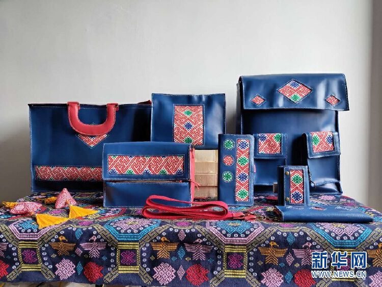 技校生织壮锦 带动贫困村民致富