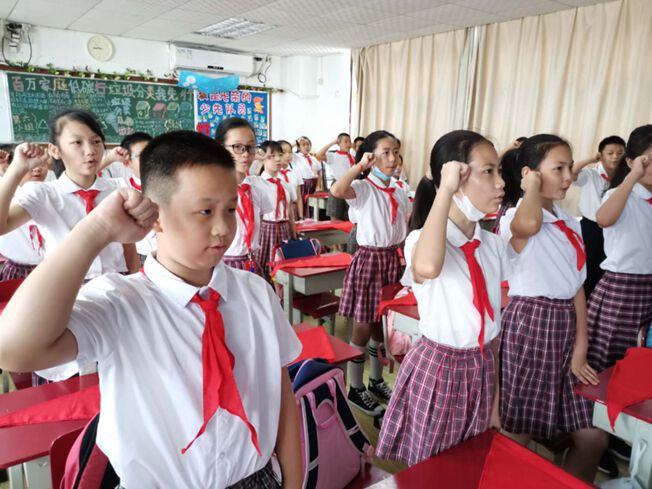 献礼深圳40周年我与特区共成长珠光小学五年级举行小红领巾换大红领巾