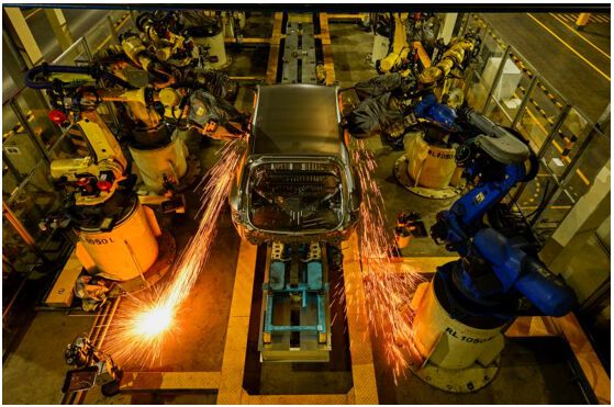 比亚迪的焊接车间.