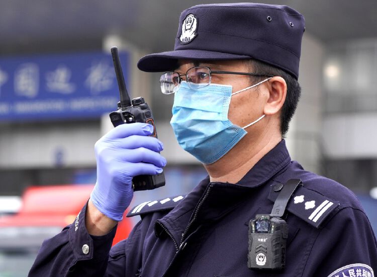 皇岗边检站民警黄国春在口岸执勤.