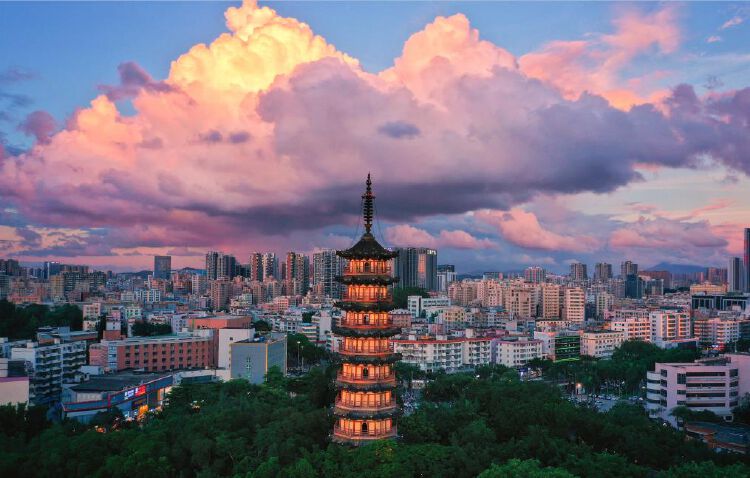 龙峰塔是龙华街道的地标建筑,自然环境优美"文明创建人人参与,文明