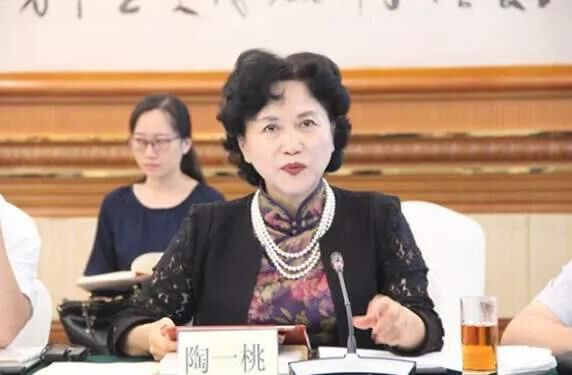 1,深圳大学中国经济特区研究中心主任,教授陶一桃