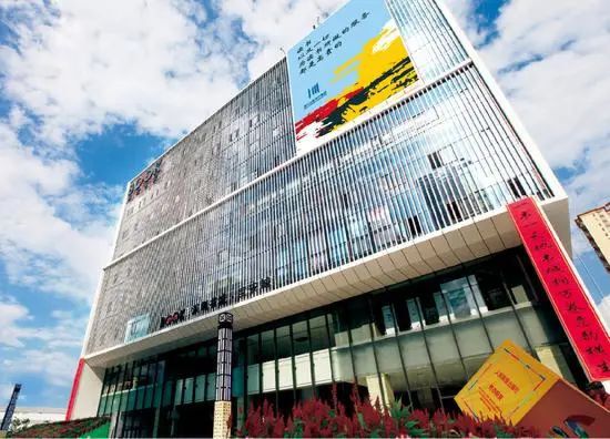 深圳书城宝安城建筑造型犹如一座"书山"