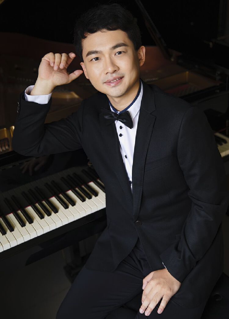 "未来钢琴家"刘泽锴△指挥家刘明在我国著名指挥家刘明的执棒下