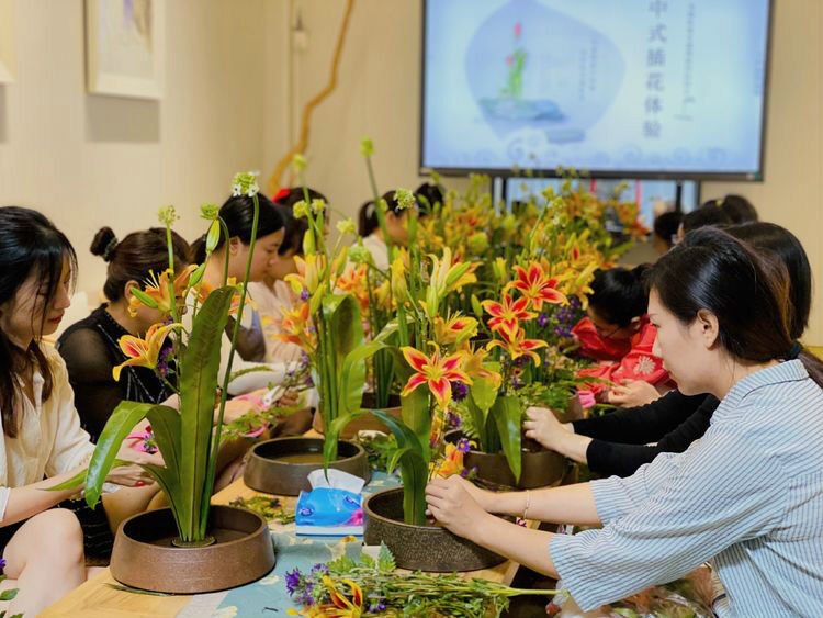 学员们体验中式插花体验课.