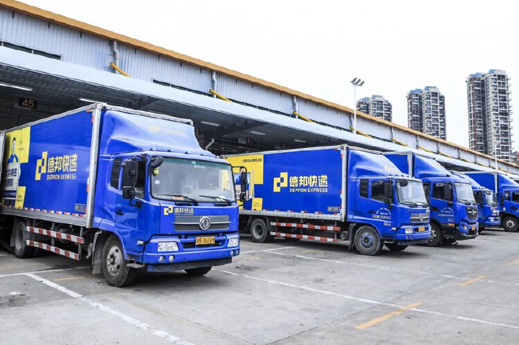 直击德邦快递深圳转运中心场地人员车辆全方位准备科技装备大力提升