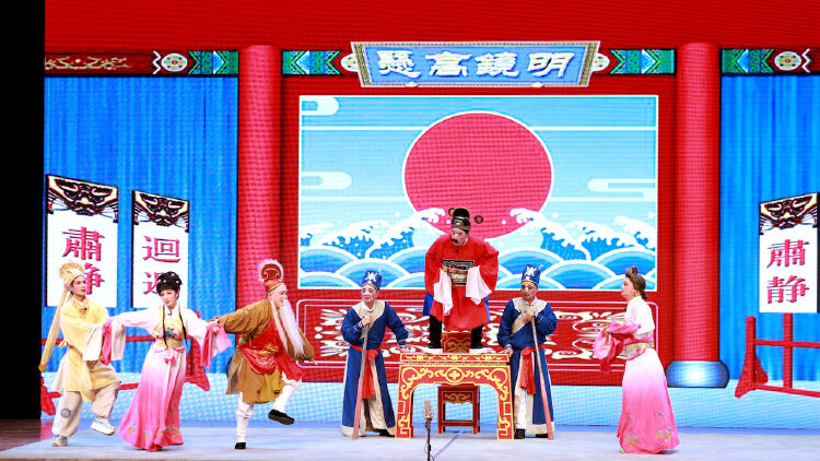 将多部本土京剧,潮剧优秀戏曲作品搬上舞台,让深圳市民近距离欣赏传统