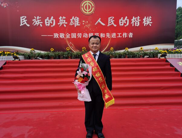 布吉可园社区党委第一书记张海威获颁全国劳动模范荣誉称号