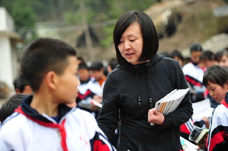 她拨通了"募师支教"发起人许凌峰的电话,讲了自己的想法.