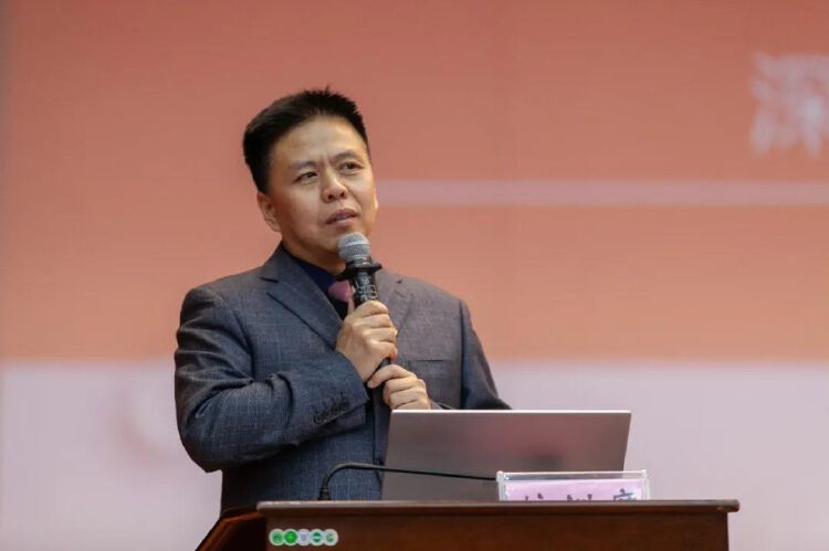 华侨城中学董新乔主任广西德保支教先进典型事迹报告会举行