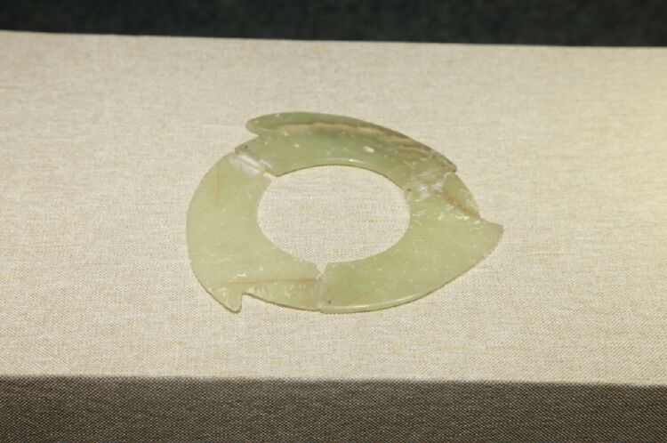 新石器时代 红山文化玉玦.