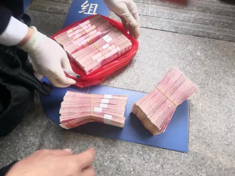 男子下火车遗漏双肩包里面装有20多万现金