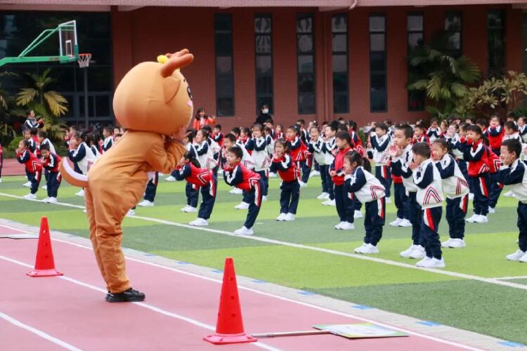让每一个生命绽放精彩育才二小第三十一届田径运动会举行