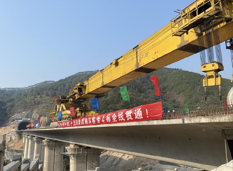 箱梁架设完成赣深高铁4标主体工程贯通