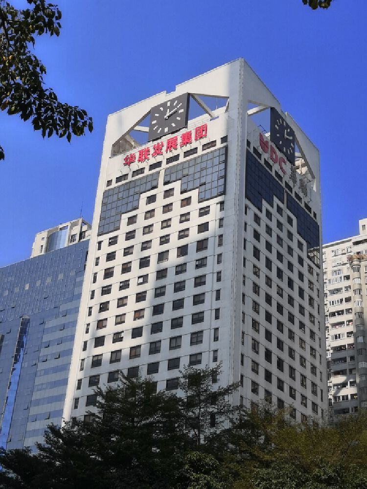 位于深南中路华联大厦楼顶的4个大塔钟被称为"深圳第一大钟",塔钟已