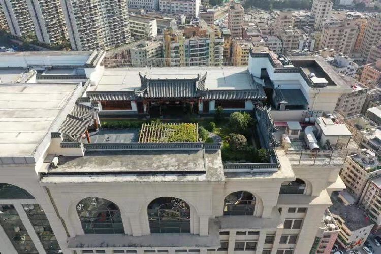 "龙华区有一处空中花园,没有任何报建手续,违法加建四层,内部装修奢华