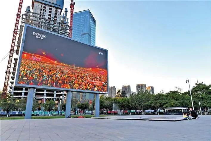 屏幕将和位于福田区coco park的户外大屏一起,在2月11日除夕夜,为深圳