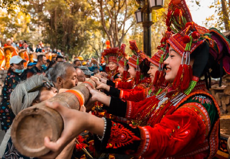 儿升级,特别策划了少数民族新年活动,将藏族,苗族,维吾尔族,彝族,佤族