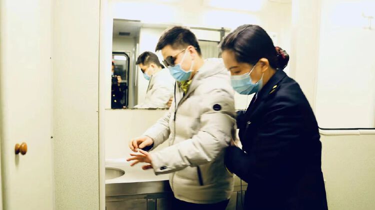 原创盲人旅客千里返深爱心接力演绎开往春天的列车