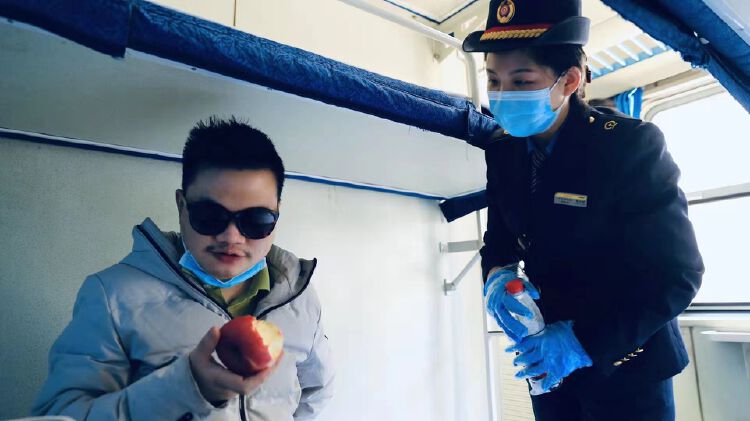 原创盲人旅客千里返深爱心接力演绎开往春天的列车