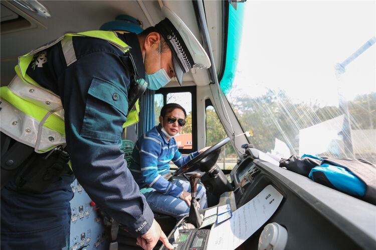 開學季深圳交警開展全市校車大檢查