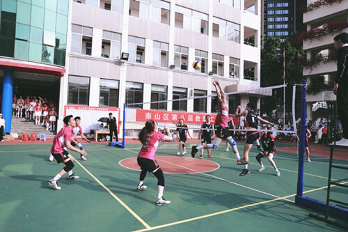 南海小学排球队是一支充满青春活力的队伍.