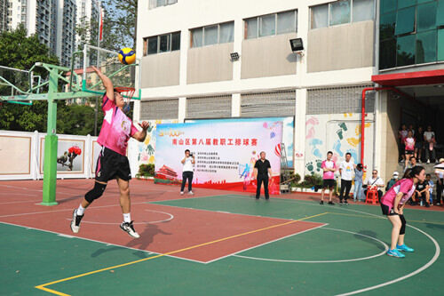 南海小学排球队是一支充满青春活力的队伍.