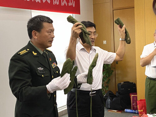 軍人情懷無私奉獻基建工程兵深圳老兵向中國人民革命軍事博物館捐贈