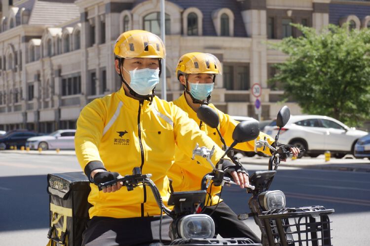读创 原创 美团外卖成立骑手服务部持续投放智能安全头盔