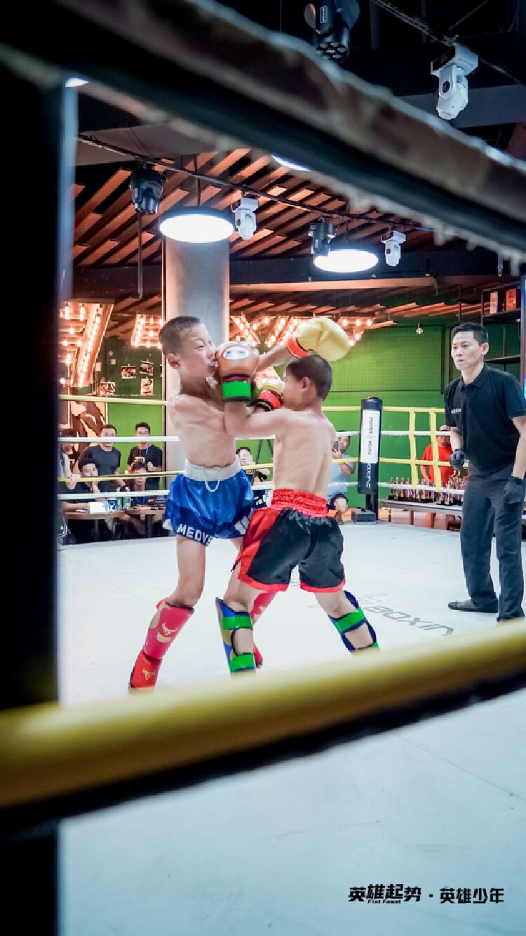 为勇气而战英雄起势英雄少年格斗冠军赛圆满收官50余位搏击少年展现