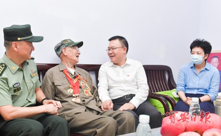并与警备区政委梅浩,副司令员喻晓等座谈交流