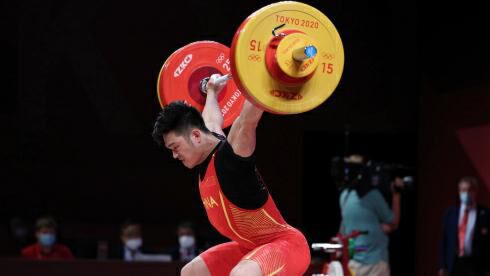 中国选手石智勇占据着巨大的优势,并最终以抓举奥运会记录166公斤