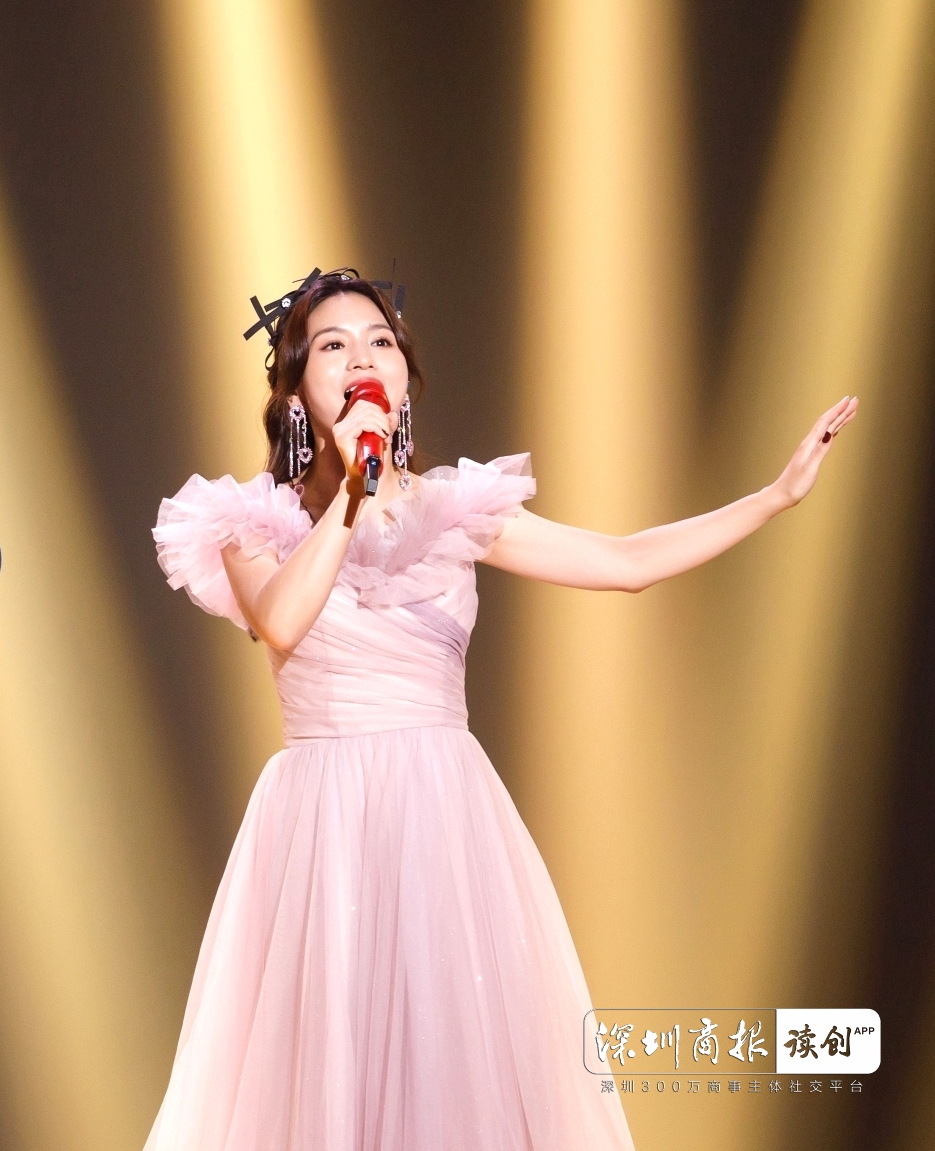 文化新生代女歌手黄英曾凭借翻唱《映山红》,在清一色演唱流行歌的