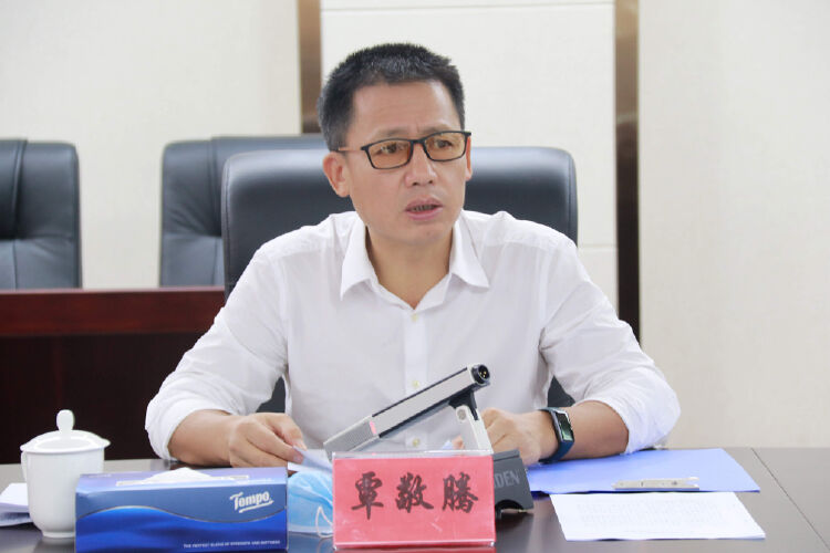 8月23日下午,光明区委常委,统战部部长覃敬腾主持召开区委统战部部务