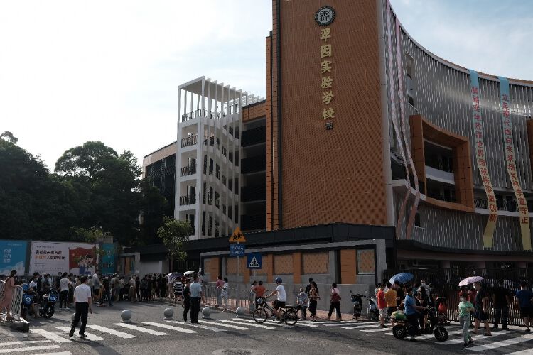 困扰出行的消防站迁移解决翠园实验学校校长向罗湖人大送锦旗