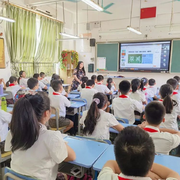 坪山区汤坑小学1620名学子喜迎新学期校长思政课领航新篇章